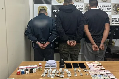 Cemitério funcionava como depósito de drogas em Taquara; três pessoas foram presas<!-- NICAID(16044977) -->