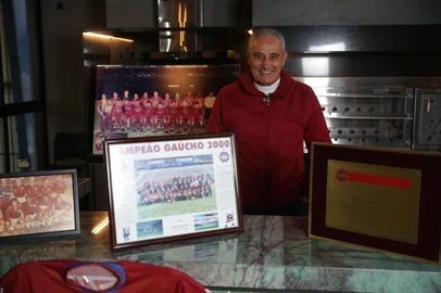 CAXIAS DO SUL, RS, BRASIL, 30/05/2025. Adenor Bachi, o Tite. Ex-técnico da Seleção Brasileiro e do Caxias, fala sobre os 25 anos da conquista do Campeonato Gaúcho 2000. Na entrevista também estava presente o médico Aloir de Oliveira, que também trabalhava com a SER Caxias na época da conquista. (Porthus Junior/Agência RBS)<!-- NICAID(16049171) -->