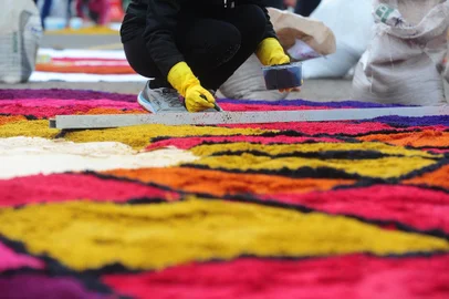 Há 60 anos, todas as vésperas de Corpus Christi, feriado religioso católico, a comunidade de Flores da Cunha se reúne cedo, antes das 8h, para a montagem dos tapetes ao redor da Praça da Bandeira. Neste ano 53 tapetes serão confeccionados por entidades e prefeitura local, totalizando cerca de 500 voluntários.<!-- NICAID(15776200) -->