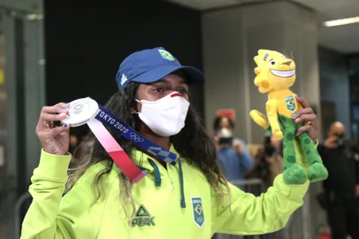 Rayssa Leal desembarca no Aeroporto de GuarulhosSP - SKATE/RAYSSA/DESEMBAQUE - ESPORTES - A skatista Rayssa Leal, medalhista de prata nos Jogos Olímpicos de Tóquio, desembarca no   Aeroporto Internacional de Guarulhos, na Grande São Paulo, na madrugada desta quarta-  feira (28).    28/07/2021 - Foto: PAULO LOPES/BW PRESS/ESTADÃO CONTEÚDOEditoria: ESPORTESLocal: GUARULHOSIndexador: PAULO LOPESFotógrafo: BW PRESS<!-- NICAID(14847135) -->