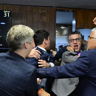 Comissão Parlamentar Mista de Inquérito do INSS - 2025 (CPMI - INSS) realiza reunião para apreciação de requerimentos.O objetivo da comissão é investigar fraudes no Instituto Nacional do Seguro Social (INSS), envolvendo descontos irregulares em benefícios de aposentados e pensionistas. A CMPI é formada por senadores e deputados, num total de 32 titulares e igual número de suplentes.Confusão generalizada entre parlamentares após aprovação de quebra de sigilo de Fábio Luís Lula da Silva (Lulinha).Participam:deputado Luiz Lima (Novo-RJ);deputado Alencar Santana (PT-SP);senador Eduardo Girão (Novo-CE);deputado Marcel van Hattem (Novo-RS).<!-- NICAID(16233443) -->