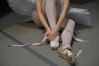 A ballet dancer gets ready backstage to perform in "Swan Lake", composed by Russian composer Pyotr Tchaikovsky, at Donbass Opera in Donetsk, Russian-controlled Ukraine, on December 22, 2024. (Photo by STRINGER / AFP)Editoria: WARLocal: DonetskIndexador: STRINGERSecao: armed conflictFonte: AFPFotógrafo: STR<!-- NICAID(15941115) -->