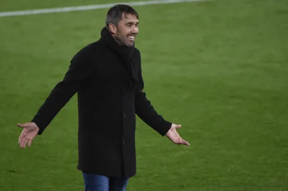 Celta Vigo's Argentinian coach Eduardo Coudet gestures during the Spanish League football match between RC Celta de Vigo and Sevilla FC at the Balaidos stadium in Vigo on April 12, 2021. (Photo by MIGUEL RIOPA / AFP)Editoria: SPOLocal: VigoIndexador: MIGUEL RIOPASecao: soccerFonte: AFPFotógrafo: STR<!-- NICAID(14954288) -->