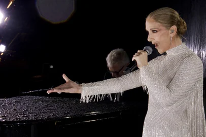 A grab of a video released by the Olympic Broadcasting Services shows Canadian Singer Celine Dion performing on the Eiffel Tower during the opening ceremony of the Paris 2024 Olympic Games, in Paris, on July 26, 2024. (Photo by various sources / AFP) / RESTRICTED TO EDITORIAL USE - MANDATORY CREDIT "POOL / OLYMPIC BROADCASTING SERVICES " - NO MARKETING NO ADVERTISING CAMPAIGNS - DISTRIBUTED AS A SERVICE TO CLIENTSEditoria: SPOLocal: ParisIndexador: -Secao: sports eventFonte: POOL/Olympic Broadcasting ServicFotógrafo: Handout<!-- NICAID(15824332) -->