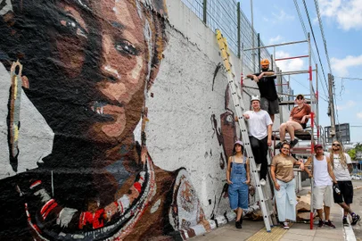 CAXIAS DO SUL, RS, BRASIL, 29/10/2024. Fotos da pintura que está sendo feita no muro do EPI Imigrante. (Neimar De Cesero/Agência RBS)Indexador: Neimar De Cesero<!-- NICAID(15901980) -->