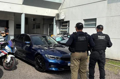 A Polícia Civil de Osório realizou uma operação para desmantelar um esquema de jogos de azar online e rifas fraudulentas, nesta segunda-feira (27). Segundo a polícia, o grupo atuava desde 2023 utilizando plataformas digitais para vender rifas e promover sites de apostas ilegais. Alguns dos perfil utilizados pelos suspeitos tinham mais de 80 mil seguidores. Até o momento a polícia calcula que o lucro obtido a partir dos crimes seja de cerca de R$ 3 milhões e 200 mil.<!-- NICAID(15962520) -->