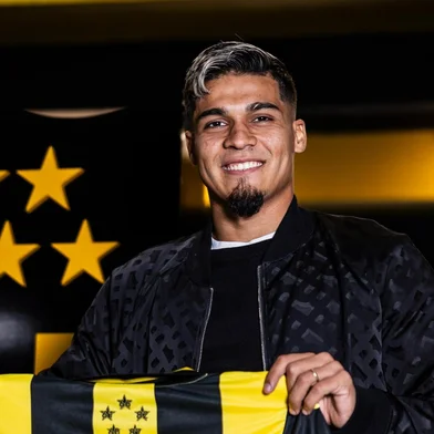 Emprestado pelo Grêmio, o centroavante Matías Arezo é apresentado pelo Peñarol.<!-- NICAID(16086580) -->