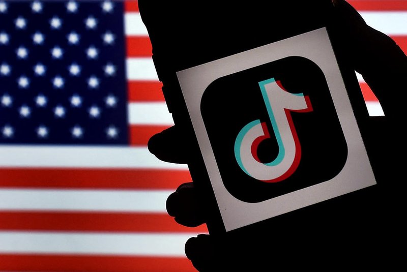 (FILES) In this photo illustration, the social media application logo, TikTok is displayed on the screen of an iPhone on an American flag background on August 3, 2020 in Arlington, Virginia. The US House of Representatives overwhelmingly approved a bill on March 13, 2024 that would force Tiktok to divest from its Chinese owner or get banned from the United States. (Photo by Olivier DOULIERY / AFP)Editoria: ACELocal: ArlingtonIndexador: OLIVIER DOULIERYSecao: IT/computer sciencesFonte: AFPFotógrafo: STF<!-- NICAID(15704619) -->