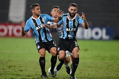 Atletico Grau's Argentina forward #11 Neri Bandiera (C, back) fights for the ball with Gremio's forward Everton Galdino (L) and defender #03 Wagner Leonardo during the Copa Sudamericana group stage football match between Peru's Atletico Grau and Brazil's Gremio at the Alejandro Villanueva stadium in Lima on May 7, 2025. (Photo by ERNESTO BENAVIDES / AFP)Editoria: SPOLocal: LimaIndexador: ERNESTO BENAVIDESSecao: soccerFonte: AFPFotógrafo: STF<!-- NICAID(16032558) -->
