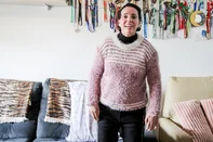 Um ano após acidente de bicicleta em SC, professora e ciclista de Caxias do Sul, Cleci Piardi, celebra recuperação. Seus pais, Clovis e Soleci, e a amiga Andrea Fernandes (Loira), receberam a reportagem do Pioneiro. (Neimar De Cesero/Agência RBS)Indexador: Neimar De Cesero<!-- NICAID(16054131) -->