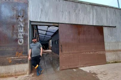 Grezz, no 4º Distrito, realiza limpeza após enchente.  Rafael Rhoden, um dos donos, lamenta os estragos.INFORME ESPECIAL<!-- NICAID(15787988) -->