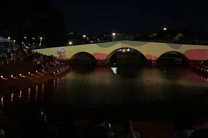 Público acompanhou cenas do documentário “Lupicínio Rodrigues: Confissões de um Sofredor”, projetados na Ponte de Pedra.