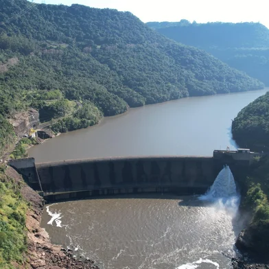 A partir do mês de novembro deste ano, a Ceran iniciará uma melhoria na barragem da Usina Hidrelétrica Castro Alves, em Nova Roma do Sul. A partir de estudos hidrológicos realizados periodicamente seguindo a Lei Nacional de Segurança de Barragem, definiu-se pela adequação preventiva para permitir vazões futuras superiores ao projeto original. O objetivo dessa melhoria é garantir que a barragem seguirá segura e adaptada às novas condições climáticas da região.<!-- NICAID(16137221) -->