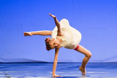 Família busca ajuda para Sofia participar de curso na Opera de Paris <!-- NICAID(15057536) -->