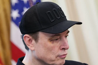 WASHINGTON, DC - MAY 30: Tesla CEO Elon Musk listens as U.S. President Donald Trump speaks to reporters in the Oval Office of the White House on May 30, 2025 in Washington, DC. Musk, who served as an adviser to Trump and led the Department of Government Efficiency, announced he would leave his role the Trump istration to refocus on his businesses.   Kevin Dietsch/Getty Images/AFP (Photo by Kevin Dietsch / GETTY IMAGES NORTH AMERICA / Getty Images via AFP)<!-- NICAID(16049464) -->
