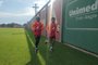 Valencia (E) e Luiz Adriano (D) correram no gramado do CT Parque Gigante na manhã desta quarta-feira (26)<!-- NICAID(15492475) -->