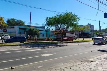 Leandro Rodrigues / Agencia RBS A Avenida Baltazar de Oliveira Garcia, na Zona Norte, tem estreitamento para a obra do Dmae. O bloqueio parcial fica na esquina com a Rua Dona Alzira, no sentido bairro-centro. Apenas o corredor de ônibus está liberado para os motoristas nesse sentido.<!-- NICAID(16164806) -->