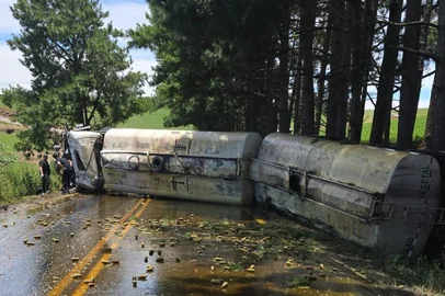 Acidente com caminhão de óleo vegetal bloqueia trânsito na RS-463 em Coxilha