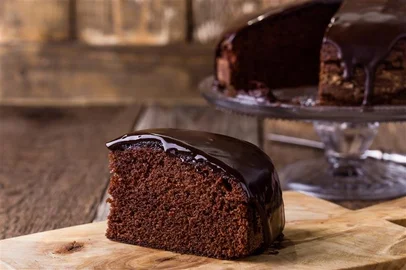 Clássico da culinária: veja 2 receitas de bolo de chocolate fofinho