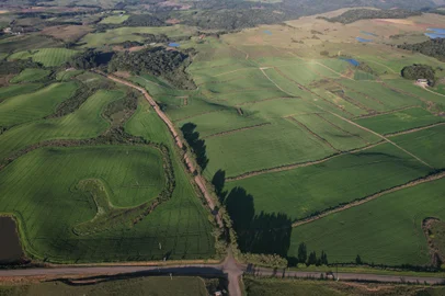 CAXIAS DO SUL, RS, BRASIL, 10/10/2023. Governo do Estado deve assumir rodovias que ligam ao Aeroporto de Vila Oliva. Prefeitura de Caxias do Sul realiza estudos e apresenta os os. Localidade conhecida como Tabela, local do futuro aeroporto: entroncamento da Estrada Municipal Lelio Luiz de Medeiros e Estrada Municipal Astrogildo A. Stumpf (que fazem a ligação entre Santa Lúcia do Piaí com Apanhador), com a Estrada Municipal Geraldo Dagstini (estrada Fazenda Souza), que Fazenda Souza com Vila Oliva (na foto a rodovia asfaltada). (Porthus Junior/Agência RBS)<!-- NICAID(15565783) -->