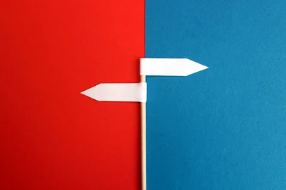 Arrows two shows a different direction made of paperFonte: 270833702<!-- NICAID(16145132) -->