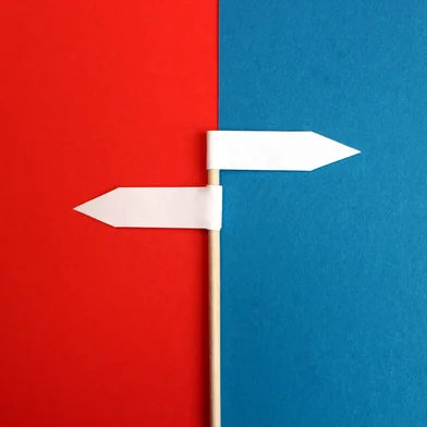 Arrows two shows a different direction made of paperFonte: 270833702<!-- NICAID(16145132) -->