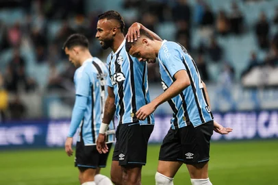 PORTO ALEGRE, RS, BRASIL, 08-07-2025: Na Arena, Grêmio enfrenta o São José valendo o título da Recopa. O duelo promove o encontro entre o campeões do Gauchão 2024 — o Tricolor — e da Copa FGF do ano passado — o Zeca. Na foto, Segundo gol do Grêmio. Amuzu marca com assistência de Alysson, para o 2-0.  Fotos: Duda Fortes/Agência RBS<!-- NICAID(16076191) -->