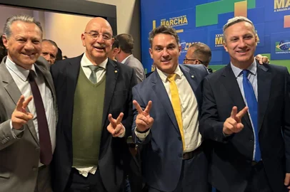 Osmar Terra se filia ao PL e posa com os três novos colegas de bancada, Giovani Cherini, Luciano Zucco e Ubiratã Sanderson<!-- NICAID(16095115) -->