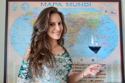 DEISI DA COSTA - @dacostadeisi @vinhosinenglish @voudevinhooficialEleita a Melhor Sommelier do Rio Grande do Sul em 2019 pela ABS-RS, em votação online espontânea, ela viajou o mundo movida pelo vinho. Degustou a Europa, fez o Wset na Inglaterra e o diploma brasileiro veio da ABS-RS. Na Nova Zelândia criou laços profundos. No Brasil, por dois anos foi responsável por 2.300 rótulos de 28 países na Adega Refinaria. É fundadora do Vinhos in English @vinhosinenglish, primeira página em inglês sobre vinhos do mundo. A jovem de pouco mais de 30 anos, que largou a Psicologia para mergulhar nessa paixão inebriante ainda em 2013. Ela busca informação de diversos países para trazer à realidade brasileira. Fã assumida dos rótulos nacionais, agora se prepara para sua carreira solo com um projeto de consultoria em vinhos. É cofundadora do projeto @voudevinhooficial, que vai pegar a estrada brasil afora, assim que passar a pandemia do Coronavírus.<!-- NICAID(14746418) -->