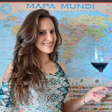 DEISI DA COSTA - @dacostadeisi @vinhosinenglish @voudevinhooficialEleita a Melhor Sommelier do Rio Grande do Sul em 2019 pela ABS-RS, em votação online espontânea, ela viajou o mundo movida pelo vinho. Degustou a Europa, fez o Wset na Inglaterra e o diploma brasileiro veio da ABS-RS. Na Nova Zelândia criou laços profundos. No Brasil, por dois anos foi responsável por 2.300 rótulos de 28 países na Adega Refinaria. É fundadora do Vinhos in English @vinhosinenglish, primeira página em inglês sobre vinhos do mundo. A jovem de pouco mais de 30 anos, que largou a Psicologia para mergulhar nessa paixão inebriante ainda em 2013. Ela busca informação de diversos países para trazer à realidade brasileira. Fã assumida dos rótulos nacionais, agora se prepara para sua carreira solo com um projeto de consultoria em vinhos. É cofundadora do projeto @voudevinhooficial, que vai pegar a estrada brasil afora, assim que passar a pandemia do Coronavírus.<!-- NICAID(14746418) -->