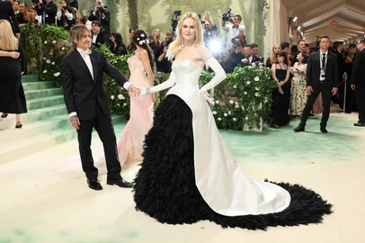 The 2024 Met Gala Celebrating "Sleeping Beauties: Reawakening Fashion" - ArrivalsNEW YORK, NEW YORK - MAY 06: (L-R) Keith Urban and Nicole Kidman attend The 2024 Met Gala Celebrating "Sleeping Beauties: Reawakening Fashion" at The Metropolitan Museum of Art on May 06, 2024 in New York City.   Dia Dipasupil/Getty Images/AFP (Photo by Dia Dipasupil / GETTY IMAGES NORTH AMERICA / Getty Images via AFP)Editoria: ACELocal: New YorkIndexador: DIA DIPASUPILSecao: celebrityFonte: GETTY IMAGES NORTH AMERICAFotógrafo: CONTRIBUTOR<!-- NICAID(16135809) -->