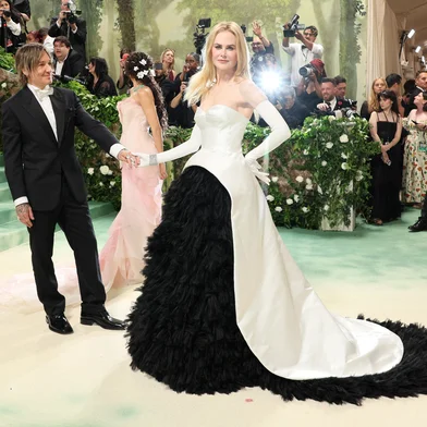 The 2024 Met Gala Celebrating "Sleeping Beauties: Reawakening Fashion" - ArrivalsNEW YORK, NEW YORK - MAY 06: (L-R) Keith Urban and Nicole Kidman attend The 2024 Met Gala Celebrating "Sleeping Beauties: Reawakening Fashion" at The Metropolitan Museum of Art on May 06, 2024 in New York City.   Dia Dipasupil/Getty Images/AFP (Photo by Dia Dipasupil / GETTY IMAGES NORTH AMERICA / Getty Images via AFP)Editoria: ACELocal: New YorkIndexador: DIA DIPASUPILSecao: celebrityFonte: GETTY IMAGES NORTH AMERICAFotógrafo: CONTRIBUTOR<!-- NICAID(16135809) -->