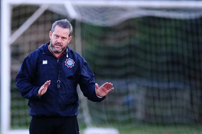 CAXIAS DO SUL, RS, BRASIL, 14/06/2024. Treino do Caxias no CT Baixada Rubra Vanderlei Bersaghi. SER Caxias está disputando a série C do Campeonato Brasileiro 2024. Na foto, Técnico Argel Fuchs. (Porthus Junior/Agência RBS)Indexador: Neimar De Cesero                <!-- NICAID(15789746) -->