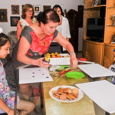 CAXIAS DO SUL, RS, BRASIL, 10/01/2023. As alternativas para conciliar com pais que trabalham é deixar em colônia de férias, avós ou vizinhos. Na foto Patricia Peruch e os filhos Theodoro e Valentina e suas vizinhas. (Neimar De Cesero/Agência RBS)Indexador: NEIMAR DE CESERO<!-- NICAID(15646887) -->