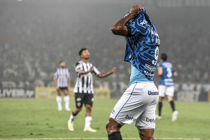 Atlético leva sustos, mas vence e complica Grêmio na zona do rebaixamento -  Jogada - Diário do Nordeste