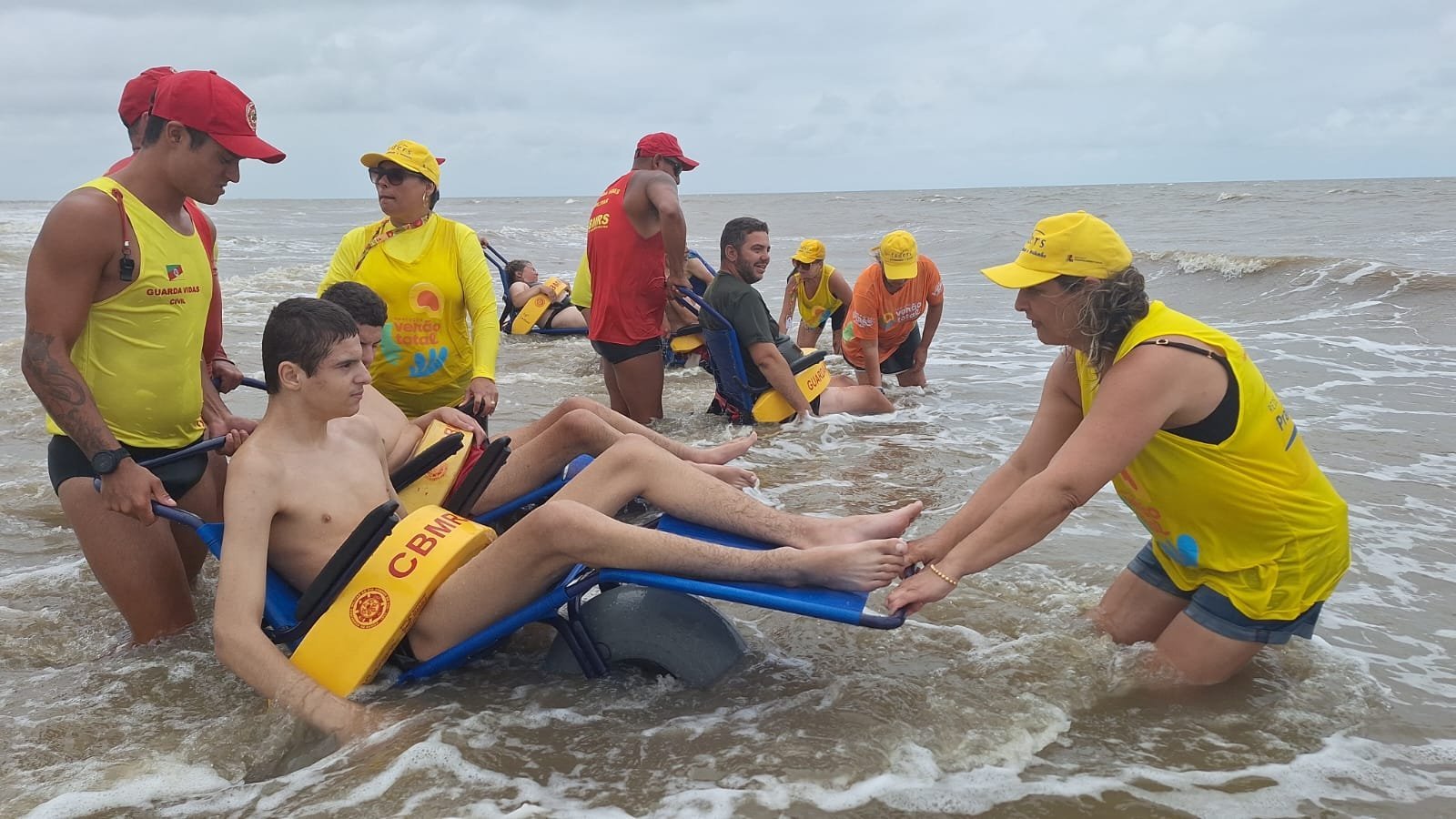 Banhos assistidos permitem que pessoas com defici&ecirc;ncia aproveitem o mar no Cassino