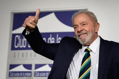 (FILES) In this file photo taken on March 06, 2020, former Brazilian president Luiz Inacio Lula da Silva gives a thumb up during an event titled: "Dialogue about inequality with global unions and general public" at the Geneva Press Club in Geneva. - A Brazilian Supreme Court judge overturned the graft convictions against former president Luiz Inacio Lula da Silva on March 8, 2021, clearing the way for the left-wing leader to run in the 2022 presidential election. (Photo by Fabrice COFFRINI / AFP)Editoria: POLLocal: GenevaIndexador: FABRICE COFFRINISecao: politics (general)Fonte: AFPFotógrafo: STF<!-- NICAID(14730439) -->