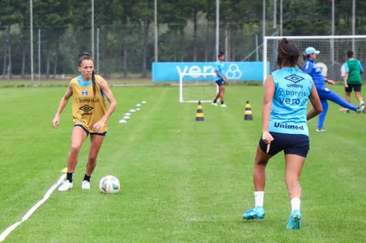 Pri Back, meia das Gurias Gremistas, em treino preparatório para o Gauchão Feminino. <!-- NICAID(15886737) -->