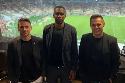 Rodrigo Caetano, Juan e Thomaz observam Vasco x Flamengo<!-- NICAID(16036592) -->