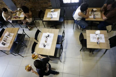 Porto Alegre, RS, Brasil, 15-11-2024: Funcionária durante o trabalho na Mark Hamburgueria, no bairro Cidade Baixa. Busca por trabalhadores no setor de bares e restaurantes. Foto: Mateus Bruxel / Agência RBSIndexador: MATEUS BRUXEL<!-- NICAID(15914829) -->