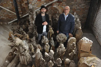 CAXIAS DO SUL, RS, BRASIL, 05/05/2022. O restaurador Andre Ricardo Schiavo (E)  e o comerciante Elton Luiz Pereira (D) são guardiões de um acervo histórico de esculturas, grande parte delas provenientes do extinto Atelier Zambelli. (Bruno Todeschini/Agência RBS)<!-- NICAID(15088082) -->