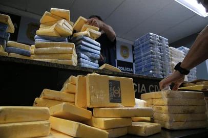 PORTO ALEGRE, RS, BRASIL, 04-02-2026: Grande apresentação de drogas, pelo DENARC, onde foi apreendido 150 Kilos de cocaina e quarentena kilos de krac. Foto: Ronaldo Bernardi/Agência RBS<!-- NICAID(16218277) -->