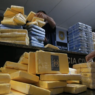 PORTO ALEGRE, RS, BRASIL, 04-02-2026: Grande apresentação de drogas, pelo DENARC, onde foi apreendido 150 Kilos de cocaina e quarentena kilos de krac. Foto: Ronaldo Bernardi/Agência RBS<!-- NICAID(16218277) -->