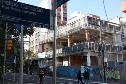 Porto Alegre, RS, BrasilApós cinco anos com obra interrompida construção de prédio na esquina das ruas Felipe Camarão e Vasco da Gama é retomada e ponto deve se tornar empreendimento de gastronomia.<!-- NICAID(16050695) -->
