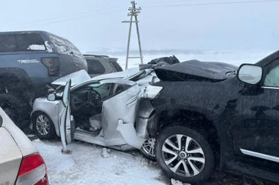 Um engavetamento gigantesco envolvendo cerca de 95 carros aconteceu na rodovia Astana-Petropavlovsk, no Cazaquistão, nesta sexta-feira (3).<!-- NICAID(15946710) -->