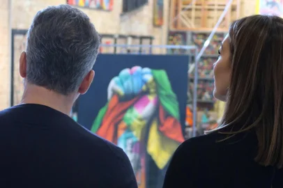 Os gaúchos Pedro e Claudia Bartelle foram até o Instituto Kobra, em Itu (SP), para ver de perto a obra "Resiliência", que arremataram em leilão para ajudar o RS.<!-- NICAID(15798287) -->