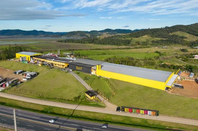 Com novos produtos em exposição na Expoagas, a Baly, empresa catarinense conhecida pelos energéticos, pretende crescer com centro de distribuição no Rio Grande do Sul.<!-- NICAID(15845799) -->
