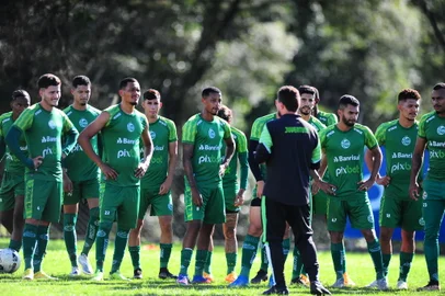 CAXIAS DO SUL, RS, BRASIL, 08/03/2023. Treino do Juventude no Centro de Formação de Atletas e Cidadãos (Cfac). O Ju está disputando o Campeonato Gaúcho (Gaúchão 2023). Na foto, preparador físico conversando com jogadores. (Porthus Junior/Agência RBS)<!-- NICAID(15369892) -->