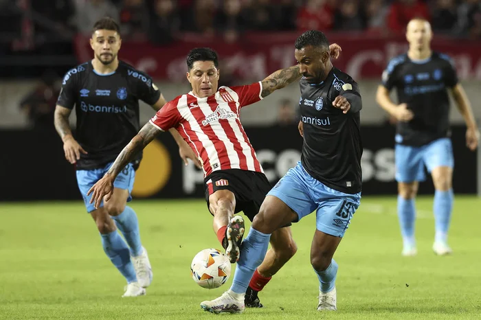 Com Galdino entre os titulares, Grêmio visitou o Estudiantes.