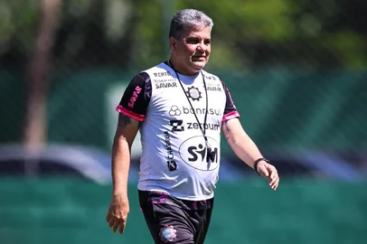 Treino do Caxias no CT do Boa Vista-RJ. Na foto: técnico Marcelo Cabo.<!-- NICAID(16268121) -->